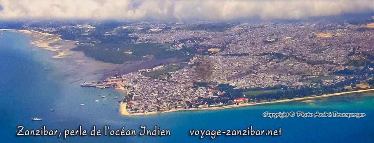 Vue aérienne - Zanzibar guide de voyage, perle de la civilisation Swahili née du commerce sur l'océan Indien.